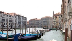 Ein Kanal mit Booten und historischen Gebäuden am Ufer.