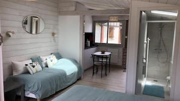 Een strijkplank/strijkijzer, gratis wifi, beddengoed