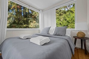 3 bedrooms, desk, iron/ironing board, travel crib - Walk to Russian River - Casa Del Rio - Unit A (Forestville)