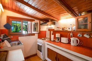 冷蔵庫、オーブン、コーヒー / ティーメーカー、トースター