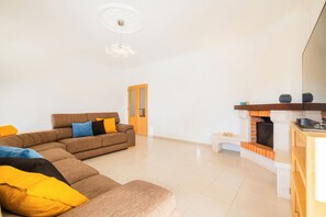TV - Holiday villa with BBQ and heatable pool (Albufeira)