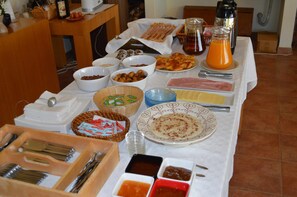 Dining - 1-Bedroom apartment – Pool view (2 Adults + 2) (Mesquita)
