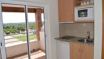 Réfrigérateur, micro-ondes, cafetiÚre/bouilloire, grille-pain