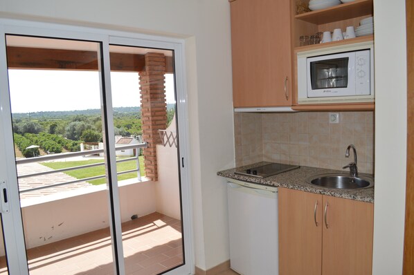 Kühlschrank, Mikrowelle, Wasserkocher mit Kaffee-/Teezubehör, Toaster