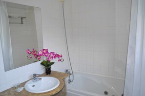 Hair dryer, towels - 1-Bedroom apartment – Pool view (2 Adults + 2) (Mesquita)