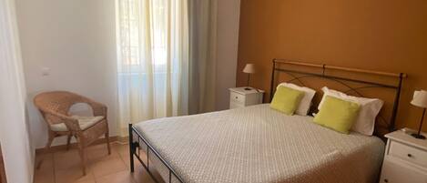 1 chambre, lit parapluie, Wi-Fi gratuit, draps fournis