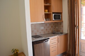 微波炉、茶具/咖啡用具、厨具/餐具、餐桌