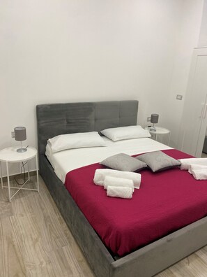 2 bedrooms, in-room safe, desk, iron/ironing board - Maison Garibaldi (Catania)