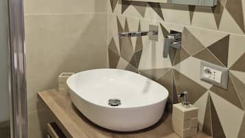 Set di cortesia gratuito, asciugacapelli, bidet, asciugamani