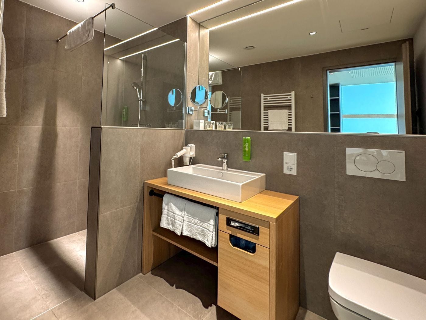 Dusche, kostenlose Toilettenartikel, Haartrockner, Handtücher