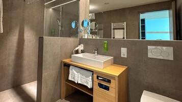 Dusche, kostenlose Toilettenartikel, Haartrockner, Handtücher