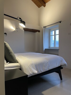 4 bedrooms, travel cot, free WiFi, bed sheets