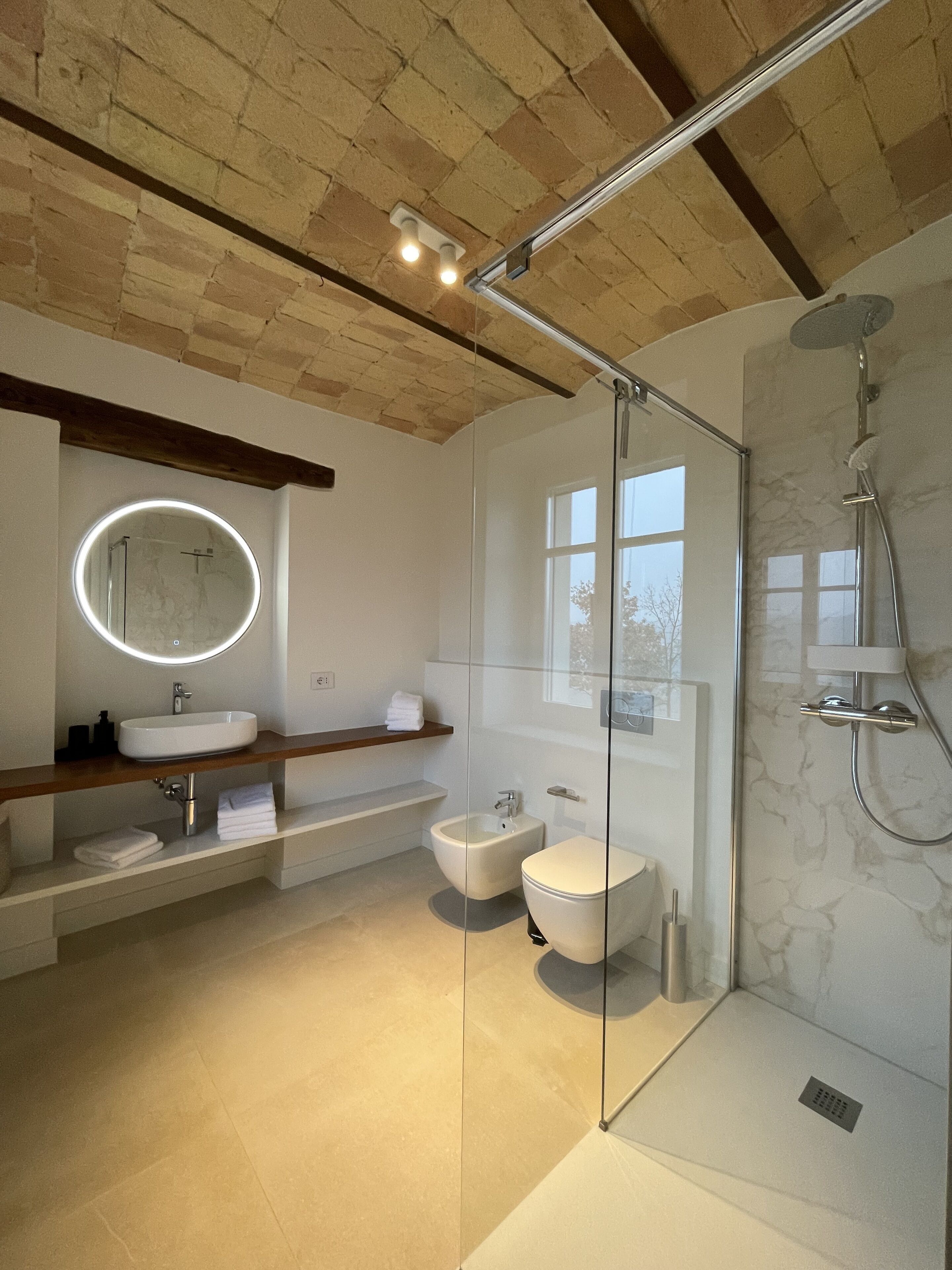 Doccia, asciugacapelli, bidet, asciugamani