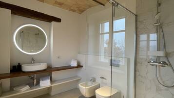 Douche, sèche-cheveux, bidet, serviettes fournies