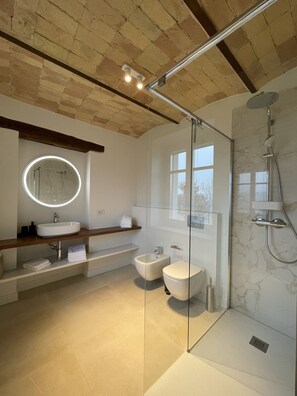 Dusche, Haartrockner, Bidet, Handtücher