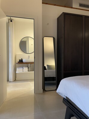4 bedrooms, travel cot, free WiFi, bed sheets