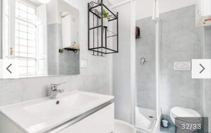 Douche, bidet, serviettes fournies, savon