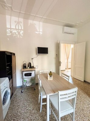 Réfrigérateur, un four, surface de cuisson, lave-vaisselle