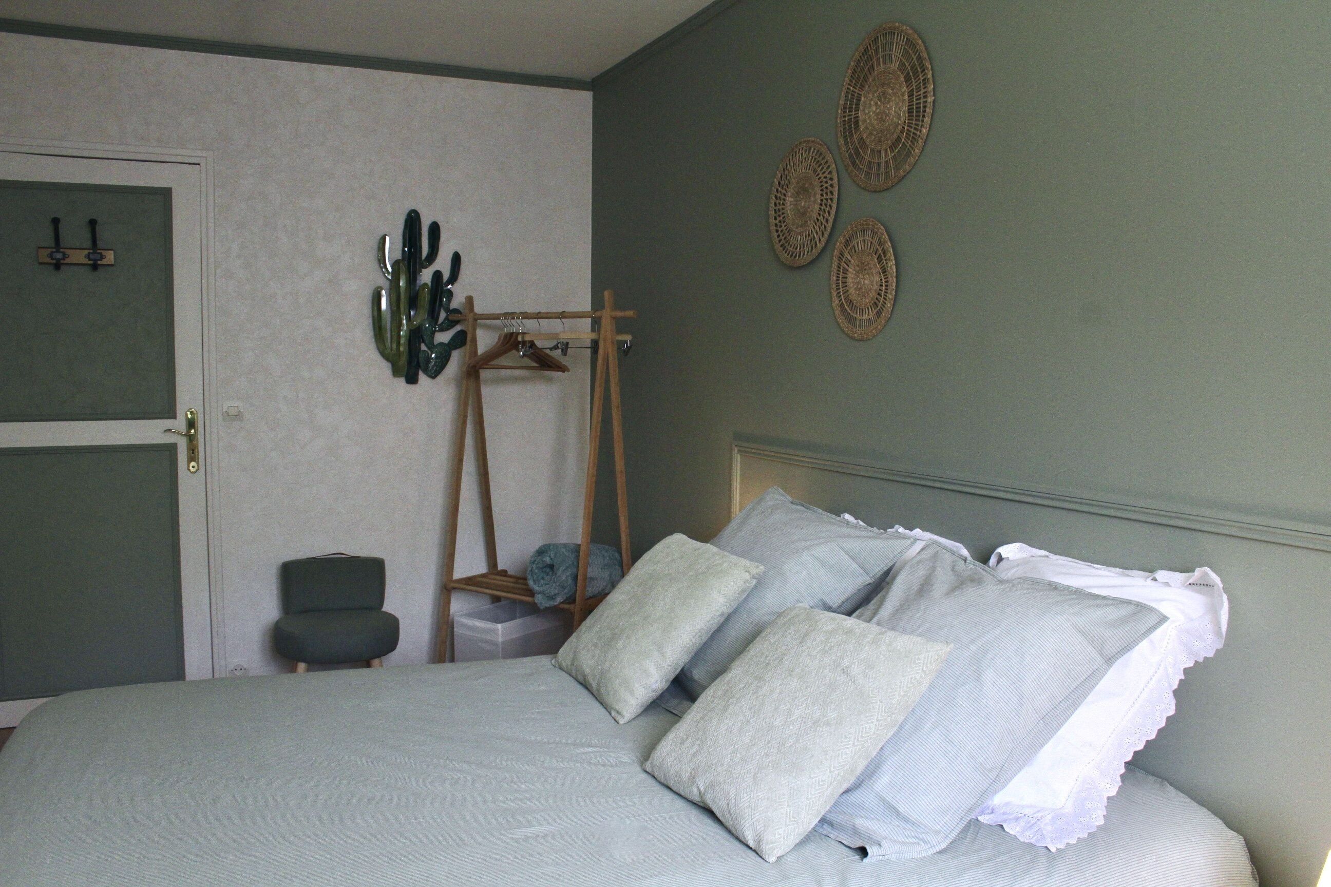 4 bedrooms, desk, iron/ironing board, travel crib