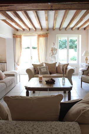 Smart TV, fireplace. Maison de Campagne Chic Dans le Vexin, Avec Atelier D'artiste