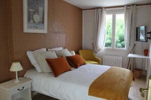 4 bedrooms, desk, iron/ironing board, travel cot