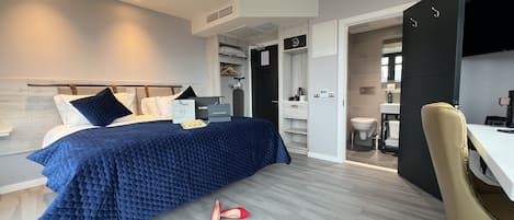 Escritorio, wifi gratis y ropa de cama