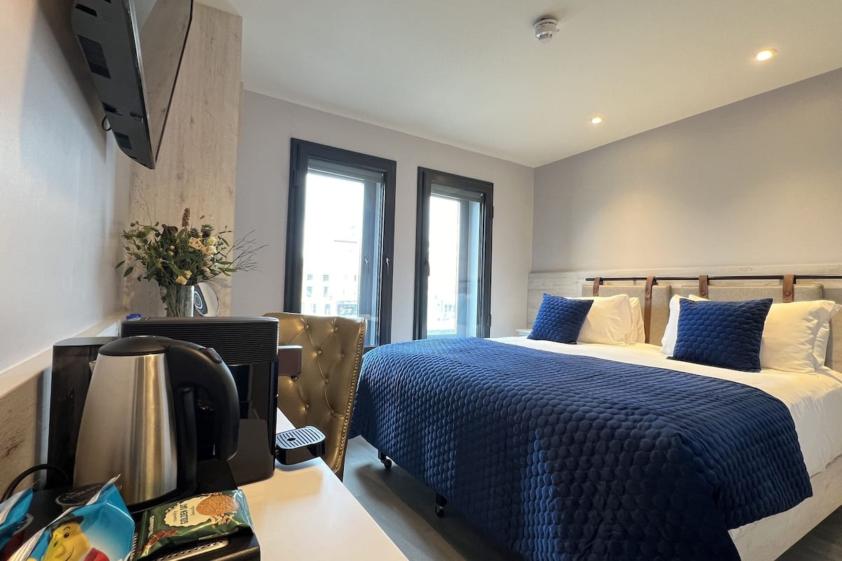 King Room | Escritorio, wifi gratis y ropa de cama