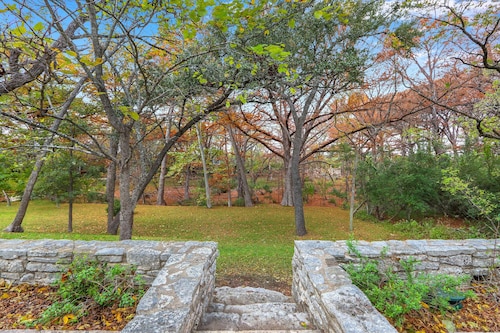 Cypress Moon I Cypress Creek access, minutes to Blue Hole