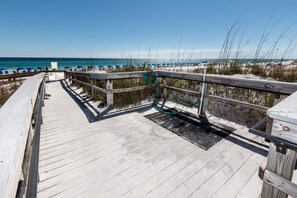 Property grounds - Azure #115 - Beautiful Poolside 4 Bd Beachfront Condo (Fort Walton Beach)