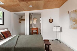 2 bedrooms, desk, iron/ironing board, travel cot