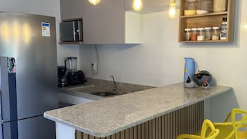 Departamento | Cocina privada | Refrigerador con congelador, microondas, parrilla de estufa y licuadora