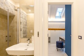Basic Apartment | Bathroom | Shower, hair dryer, bidet, towels - Colonna Apartments by Wonderful Italy (Naples)
