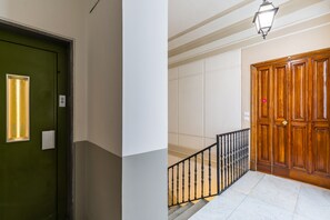 Interior entrance - Colonna Apartments by Wonderful Italy (Naples)