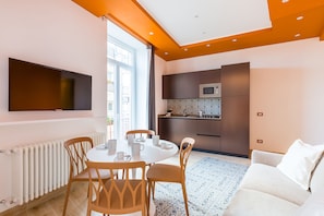 Appartement Ville | Cuisine privée | Réfrigérateur grande capacité avec congélateur, four à micro-ondes