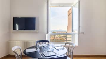 Apartamento clássico | Área de estar | TV 35 polegadas com canais digitais