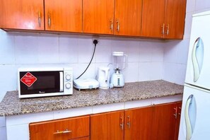 Apartamento executivo | Cozinha privada | Geladeira, micro-ondas, talheres/pratos/utensílios de cozinha