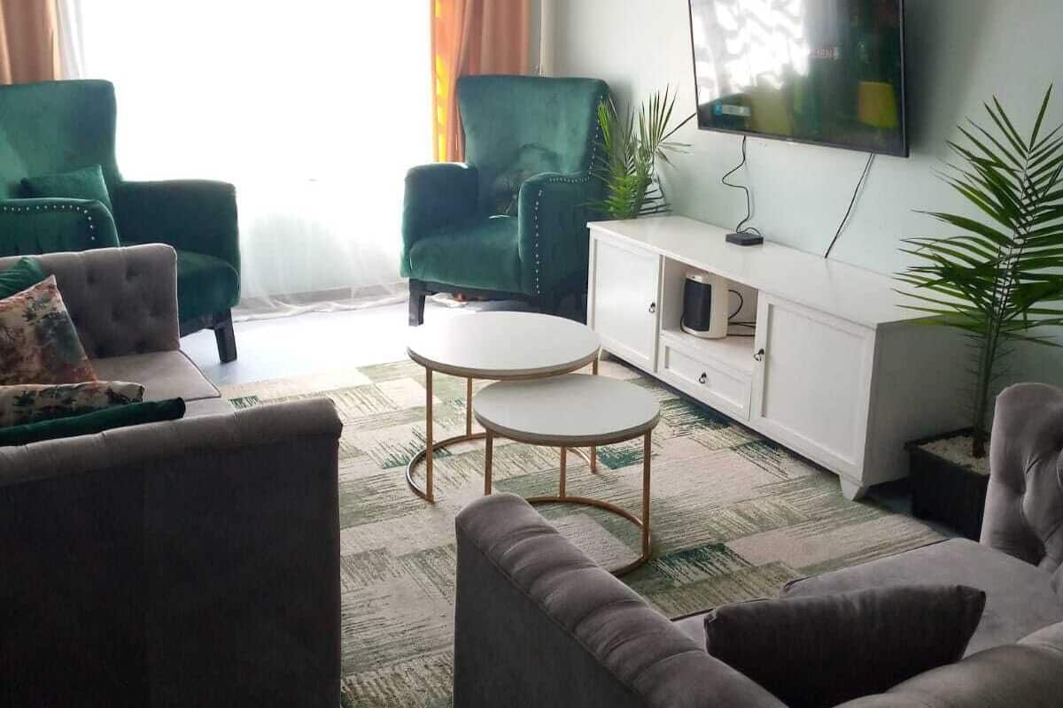 Comfort Apartment | Ruang tamu | 24 inci sebuah televisyen pintar dengan digital