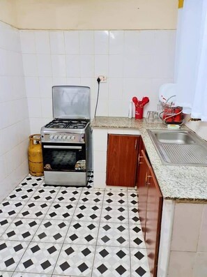 Appartement Deluxe | Cuisine privée | Réfrigérateur, four à micro-ondes, vaisselle et ustensiles