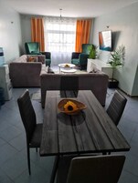 Apartamento Confort | Zona de estar | Smart TV de 24 pulgadas con canales digitales