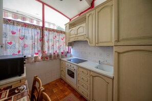 Geladeira, fogão, cooktop, talheres/pratos/utensílios de cozinha