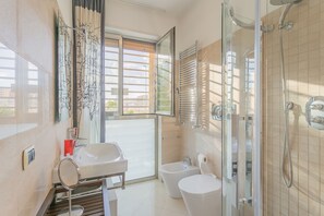 Chuveiro, secador de cabelo, toalhas de banho