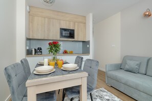 Apartment, 1 Bedroom, Balcony, Mountainside | 1 bedroom, bed sheets