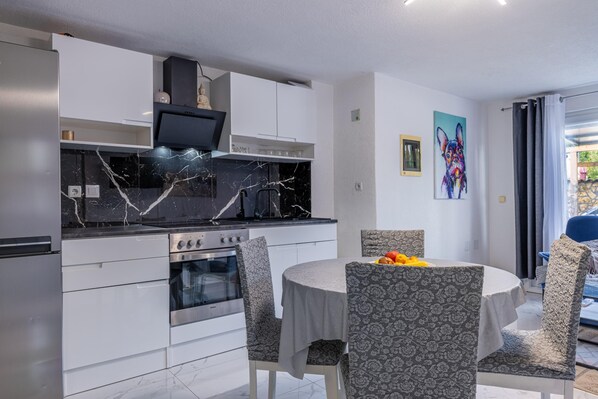 Fridge, microwave, oven, stovetop - Apartment Aldijana in Fažana (Fažana)