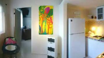 Réfrigérateur, micro-ondes, plaque de cuisson, cafetiÚre/bouilloire