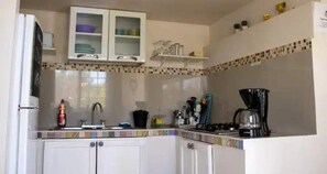 Een koelkast, een magnetron, een kookplaat