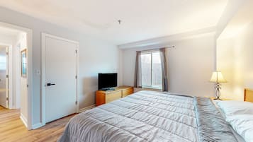 Apartment, 3 Bedrooms | 1 bedroom, individually decorated, individually furnished, bed sheets