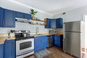 Fridge, microwave, oven, stovetop - The Olive Trio - 3 Homes | Sleeps 14 + Pets! (Savannah)