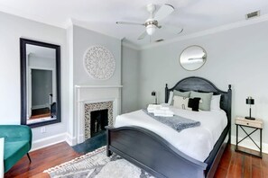 6 slaapkamers, een bureau, een strijkplank/strijkijzer, wifi