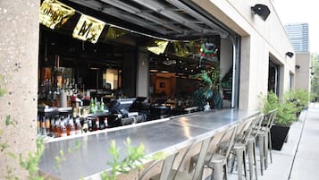 7 bars/lounges