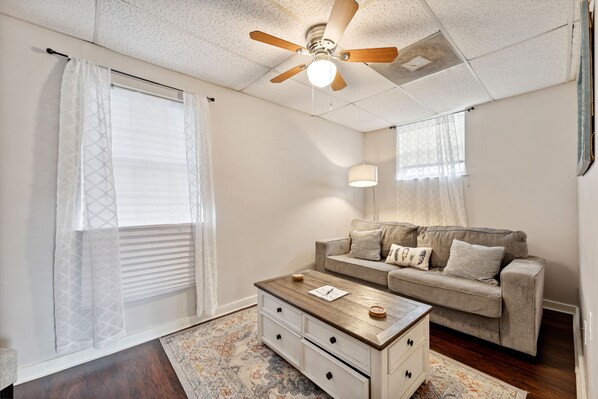 Books - Cozy Cottage in Historic Savannah Near Forsyth Park (Savannah)
